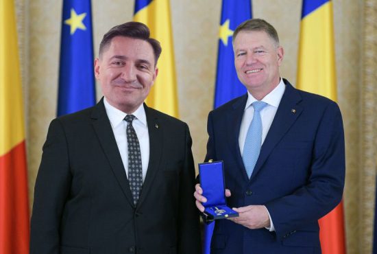 Iohannis l-a decorat pe Buhnici, c-a abătut atenția de la inflație, plagiat și prețul benzinei