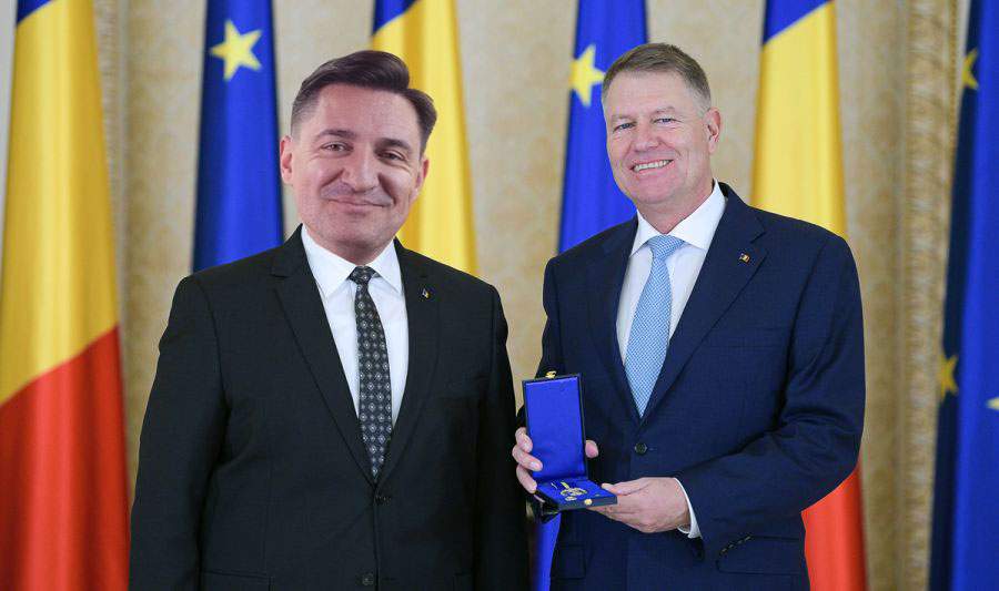 Iohannis l-a decorat pe Buhnici, c-a abătut atenția de la inflație, plagiat și prețul benzinei