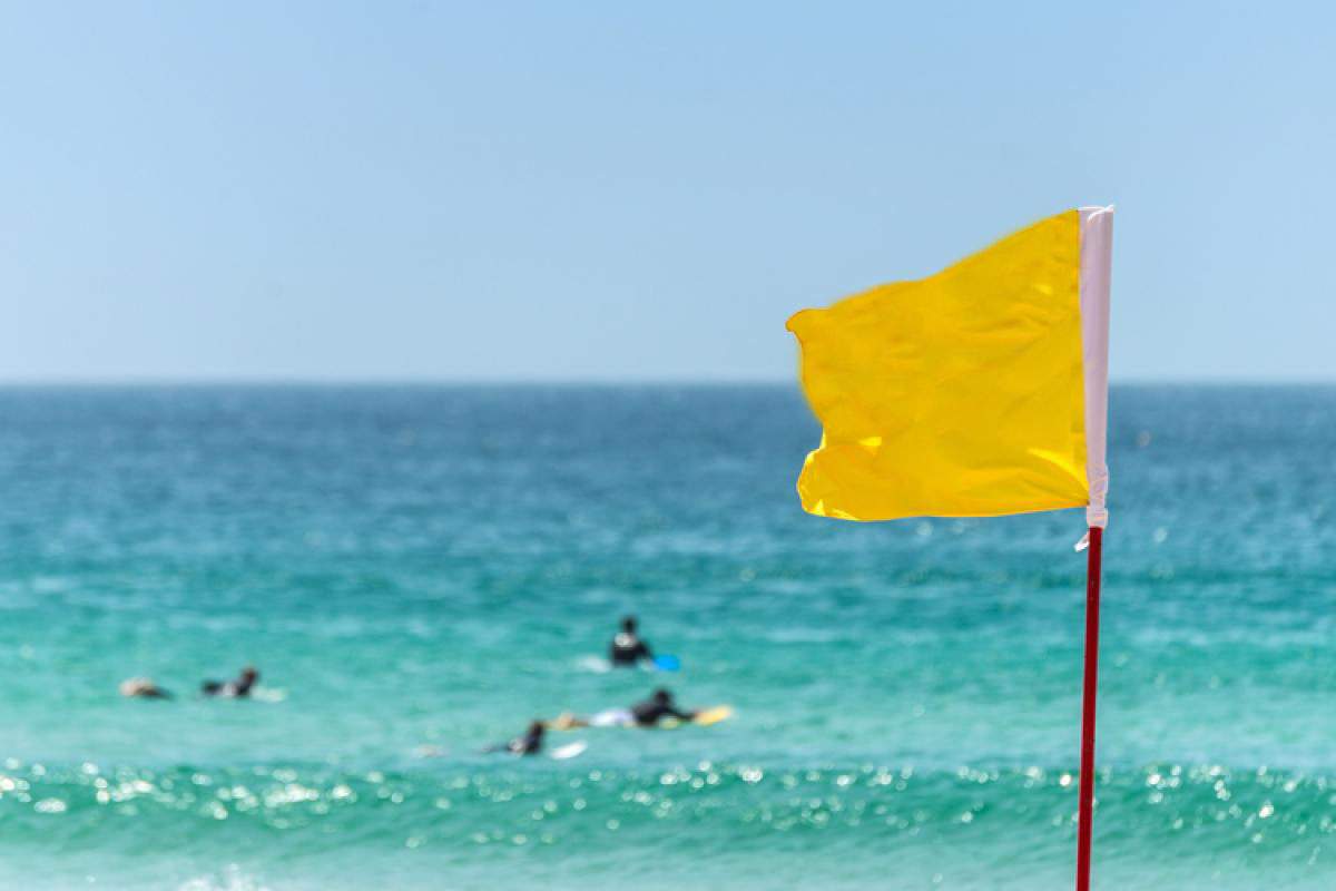 Salvamarii ne explică: „Steagul galben înseamnă că ai voie la pipi în mare“