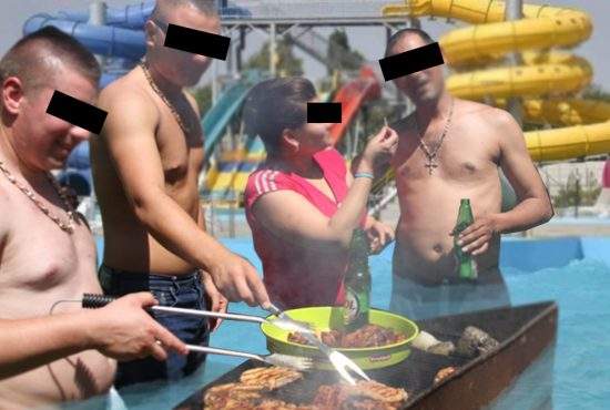 S-a deschis AquaPork, primul loc unde poți să faci grătar în piscină