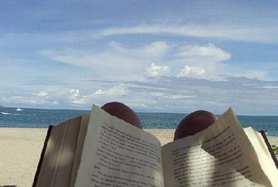 Românii care citesc pe plajă vor da un examen scris la finalul sejurului
