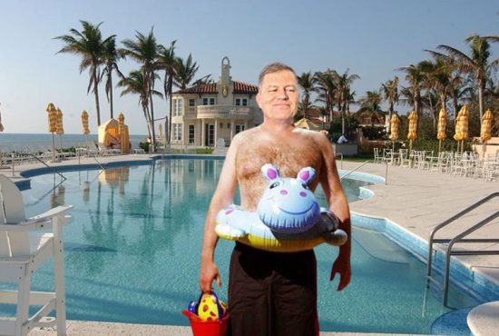 Descindere la vila lui Trump din Miami. FBI-ul l-a găsit pe Iohannis în piscină