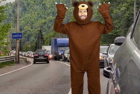 El e românul care se îmbracă în urs ca să primească sandvişuri pe marginea drumului