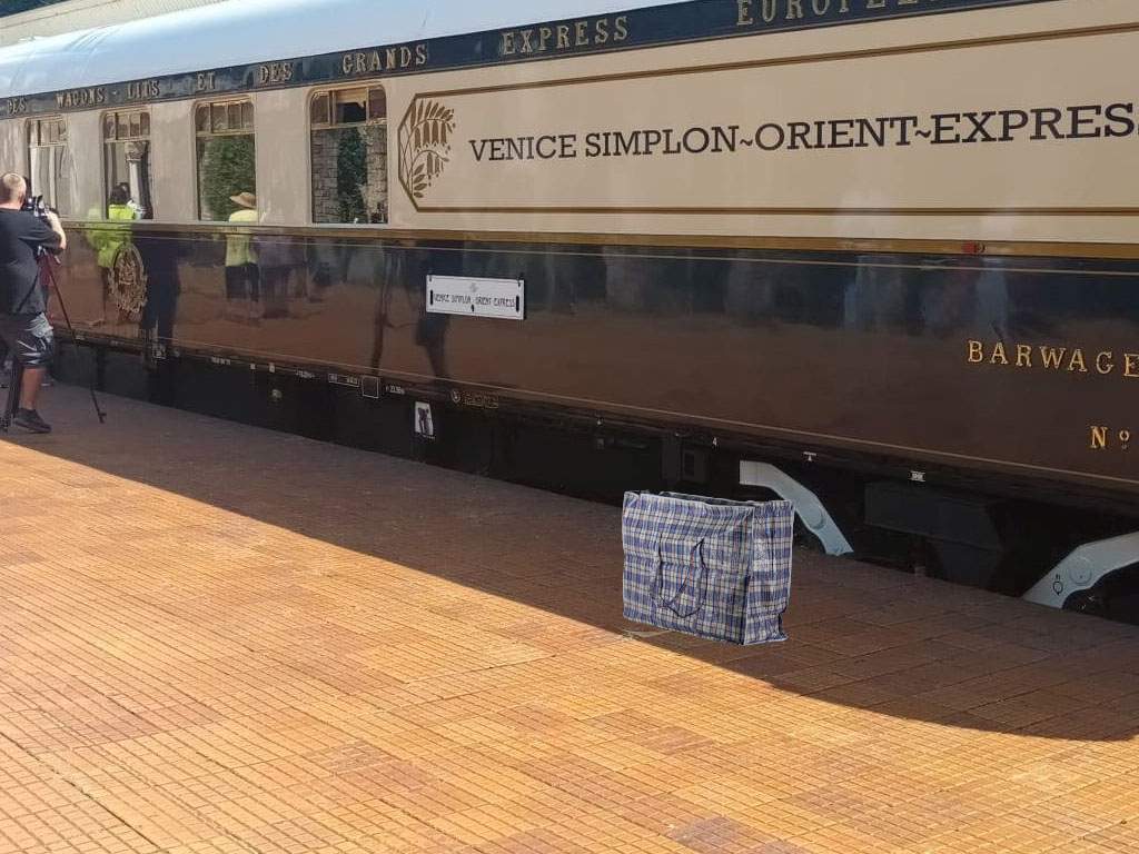 Trenul Orient Express revine în România! Cineva a uitat pe peron o paporniţă cu caviar