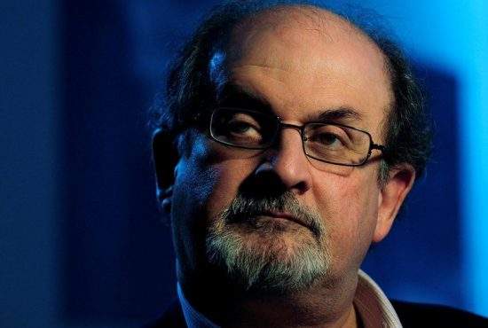 Primele cuvinte ale lui Salman Rushdie după atentat: “Salam e bine?”