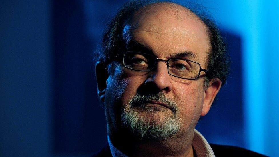 Primele cuvinte ale lui Salman Rushdie după atentat: “Salam e bine?”