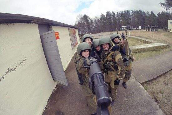 Un tânăr intrat în armată la vederea mitralierei: „Wow, ce selfie stick mișto!”