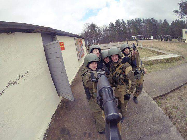 Un tânăr intrat în armată la vederea mitralierei: „Wow, ce selfie stick mișto!”