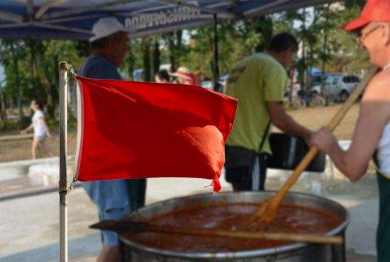 Steag roşu la Festivalul Ciorbei după ce mai mulţi turişti s-au aventurat în ceaun