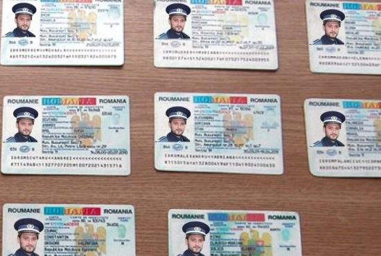 Sute de români s-au trezit cu poza polițistului pe buletin, că ținea aparatul invers