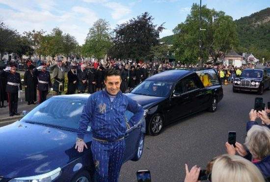Un BMW cu numere de România, lăsat pe avarii, blochează cortegiul reginei Angliei