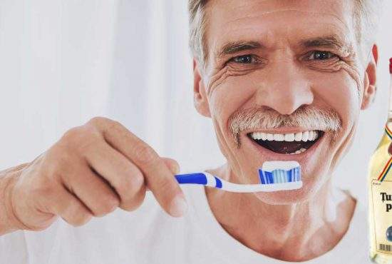 Campioni la economisire. 80% din români se spală pe dinți cu țuică, nu cu apă