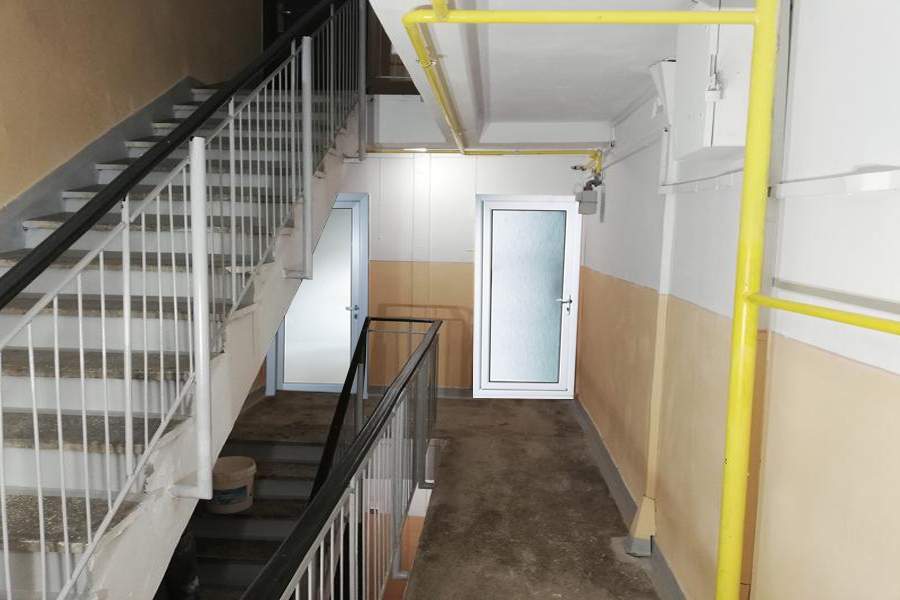 Românii își pun uși de sticlă la apartamente, să prindă lumină de pe casa scării