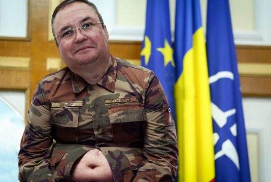 Pentru că n-avem tancuri, Guvernul Ciucă trimite în Ucraina 80 de doctorate