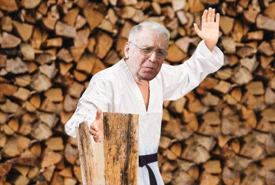 Ion Iliescu se pregătește de iarnă. Azi a spart lemne cu karata
