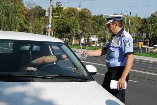 S-a întors roata! Un polițist i-a dat 100 euro unui șofer ca să coboare din mașină