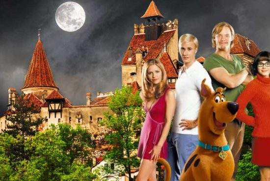 Scooby Doo și echipa sa anchetează la Bran petrecerea fantomă a lui Musk