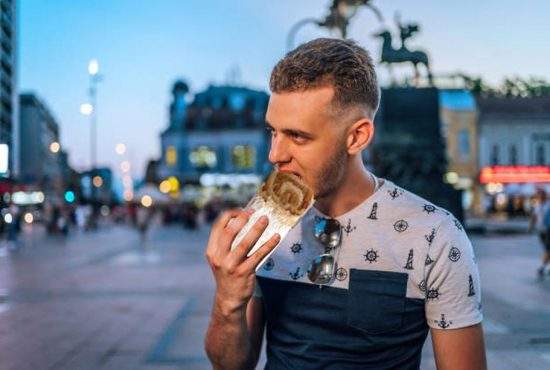 Luați-i cetățenia! Un român a fost văzut azi mâncând un ștrudel
