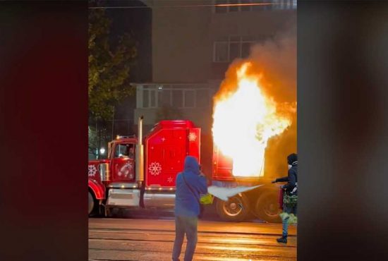 Ce fraier! Un șofer a luat stingătorul în loc să filmeze camionul Coca Cola arzând, ca toți ceilalți