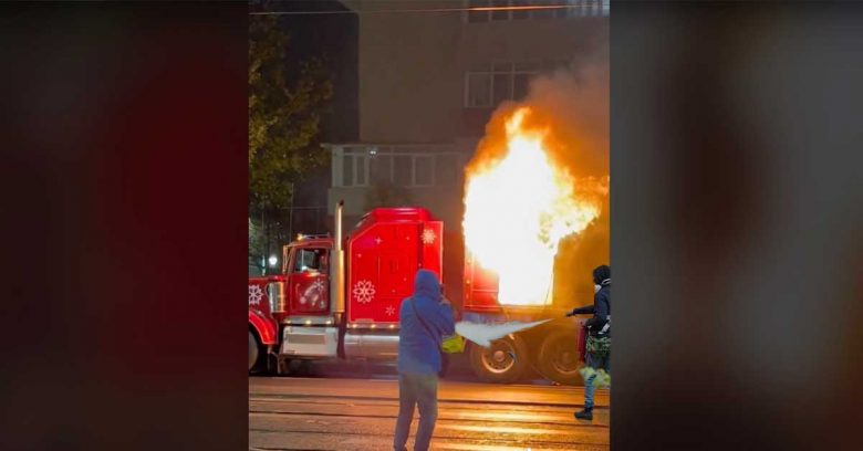 Ce fraier! Un șofer a luat stingătorul în loc să filmeze camionul Coca Cola arzând, ca toți ceilalți