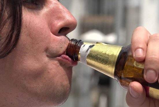 Un bărbat s-a dat de gol că e gay după ce a spus că preferă berea la sticlă de 0,33