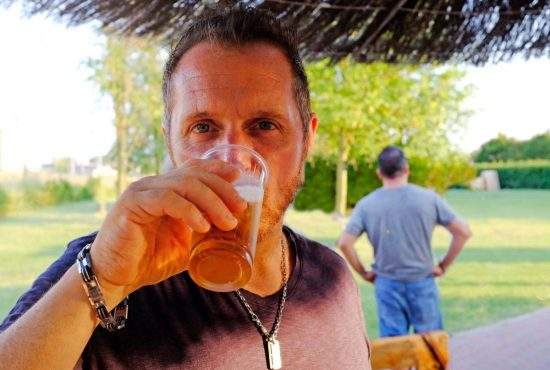 Românii au băut azi o bere pe datorie, fericiți că i-au depășit pe unguri la PIB