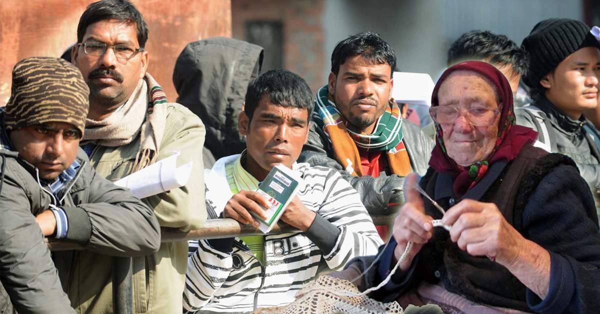 O bătrânică din Apuseni și-a adus 8 nepalezi să împletească ciorapi
