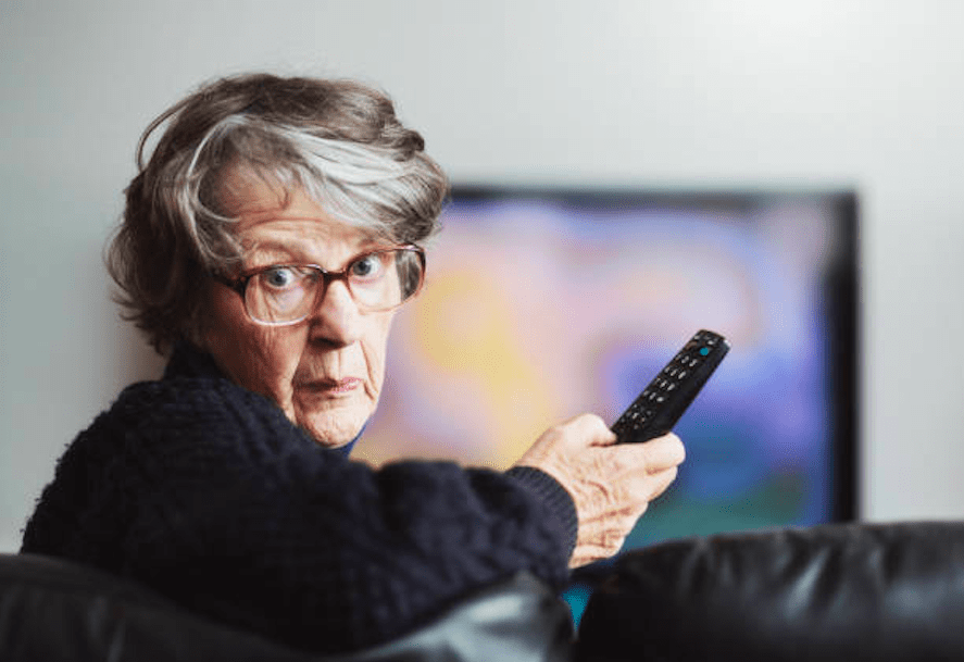 Mulți pensionari mută rapid pe porno ca să nu-i prindă copiii că se uită la RTV