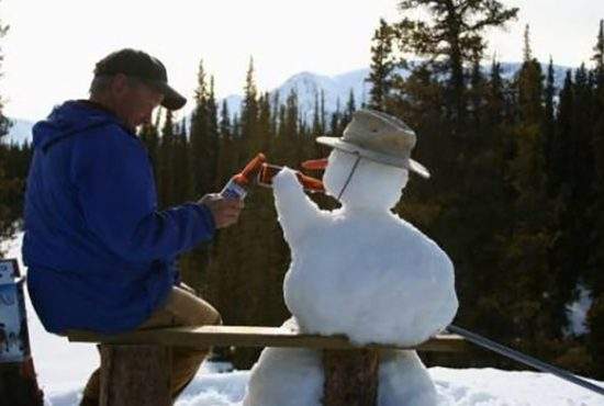 Un bărbat a făcut un om de zăpadă, ca să nu bea singur