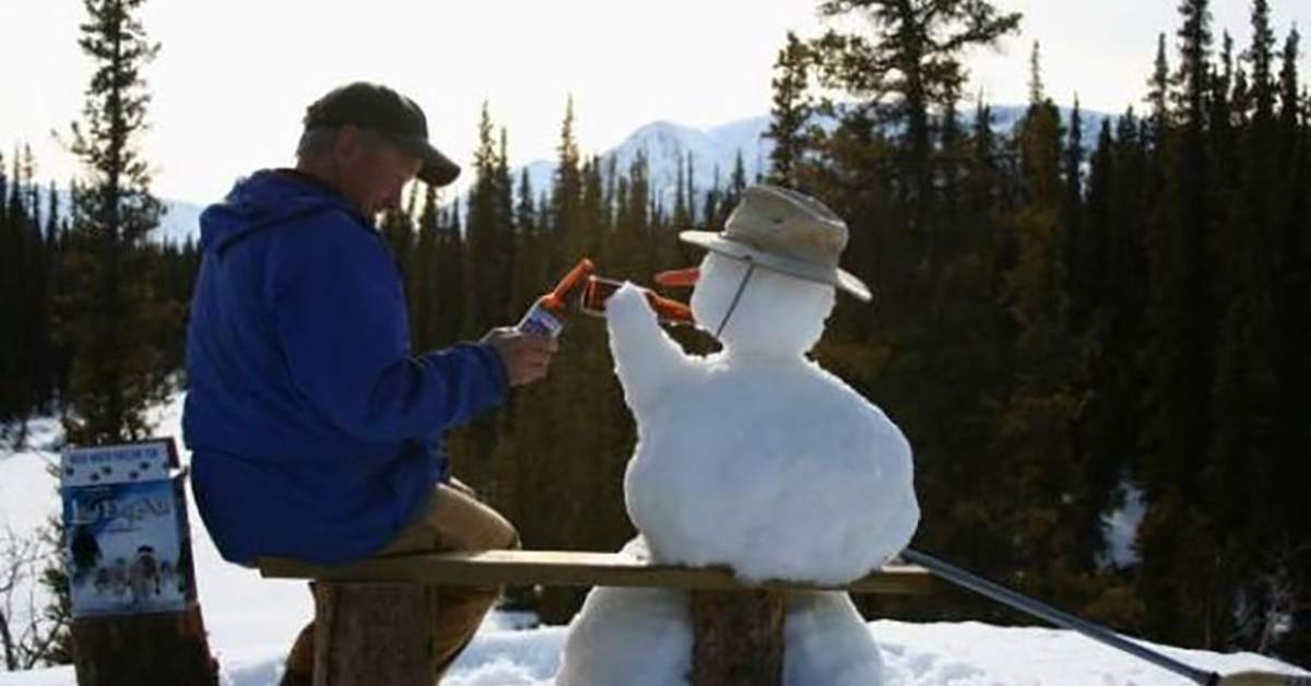 Un bărbat a făcut un om de zăpadă, ca să nu bea singur