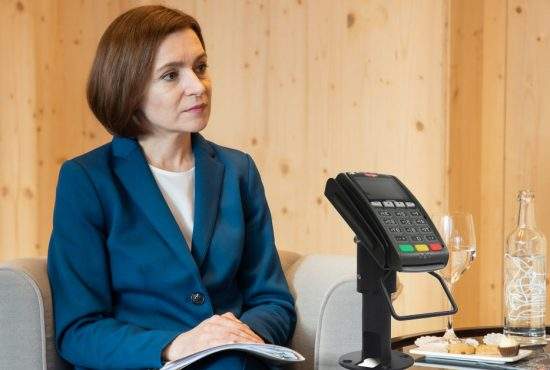 Maia Sandu e la Davos, umblă cu POS-ul printre mese și cere bani pentru Moldova