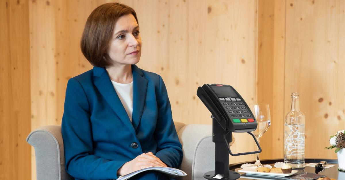 Maia Sandu e la Davos, umblă cu POS-ul printre mese și cere bani pentru Moldova