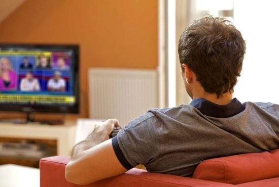 Studiu! Mulți români se uită la televizor doar pentru că le e lene să se ridice din fotoliu
