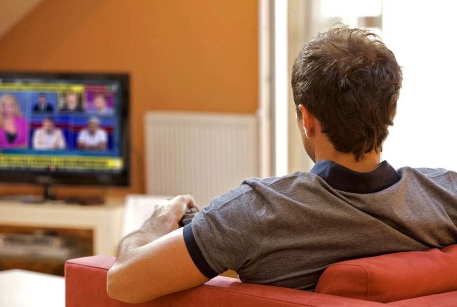 Studiu! Mulți români se uită la televizor doar pentru că le e lene să se ridice din fotoliu