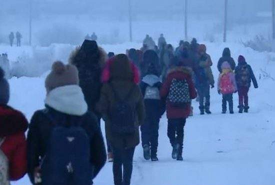 Un elev de 8 ani trebuie să care zilnic ghiozdanul și reșoul 18 km până la școală