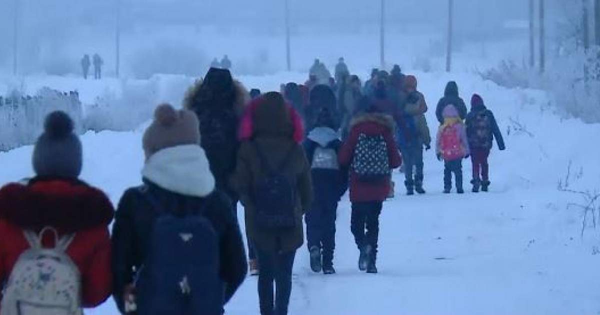 Un elev de 8 ani trebuie să care zilnic ghiozdanul și reșoul 18 km până la școală