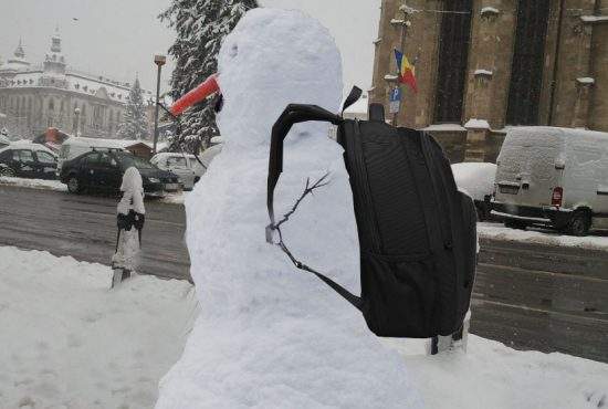 Cluj! Om de zăpadă cu rucsac în spate, confundat cu un IT-ist și angajat pe loc