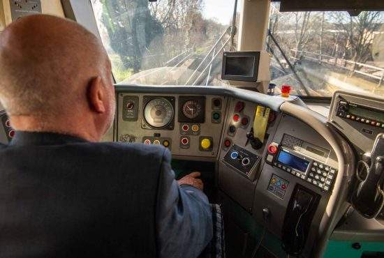 Un tren CFR a sosit cu 2 ore mai devreme, că mecanicul n-a vrut la buda din tren