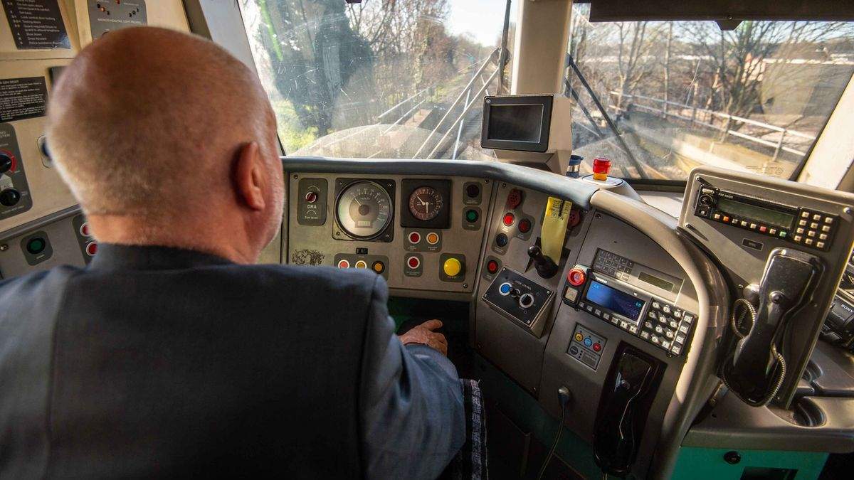 Accident de tren după ce mecanicul s-a crezut la păcănele și a apăsat butonul greșit