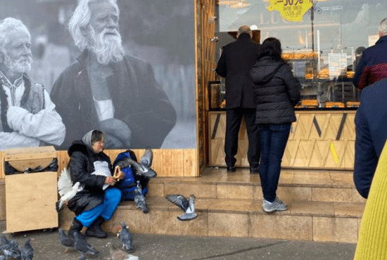 Turiștii străini, rugați să nu mai stea la coadă la Luca de poftă, că noi stăm de foame