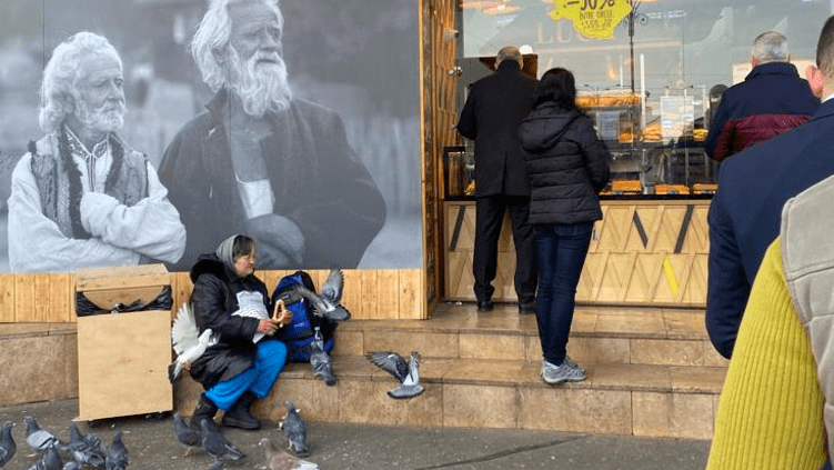 Turiștii străini, rugați să nu mai stea la coadă la Luca de poftă, că noi stăm de foame