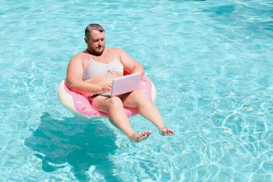 Egalitate de gen la piscinele românești. Grașii, obligați să poarte și ei sutien