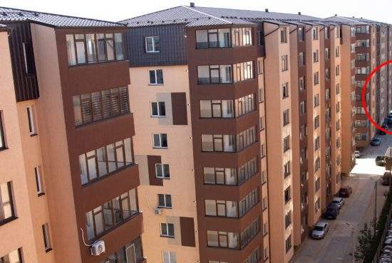 Un bloc din Militari Residence e în pericol, că a răsărit porumbul pe sub el