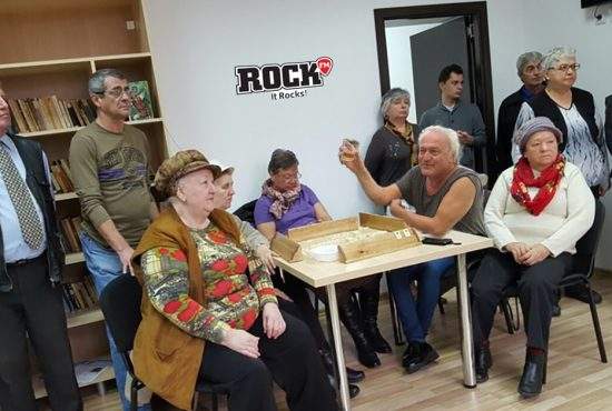 Scandal la clubul pensionarilor după ce cineva a schimbat de pe Rock FM pe alt post