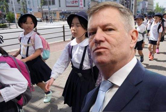 Iohannis a păcălit niște copii în Japonia, le-a dat decorații pe pokemoni