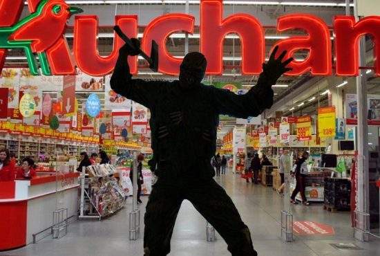 La Auchan Vaslui casierii au fost eliminați cu toporul