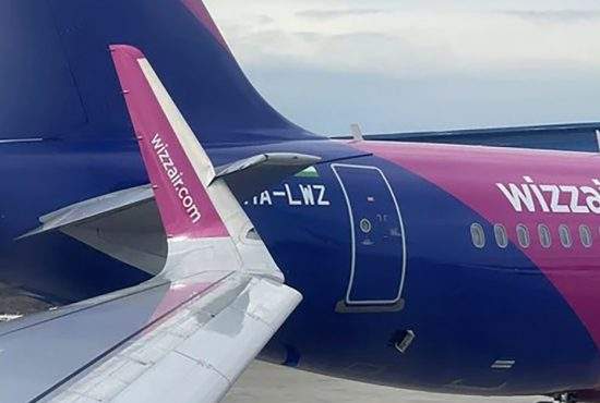 Două avioane WizzAir s-au lovit la Suceava. Pasagerii, obligați să achite taxă de ciocnire