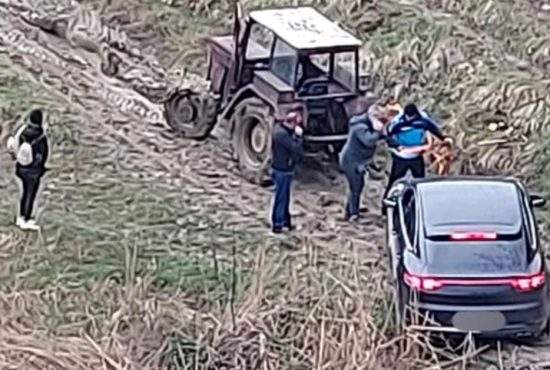 Porsche scos din noroi cu tractorul în Militari Residence