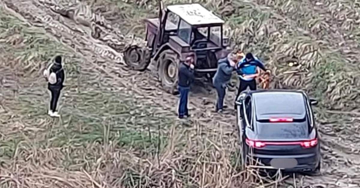 Porsche scos din noroi cu tractorul în Militari Residence