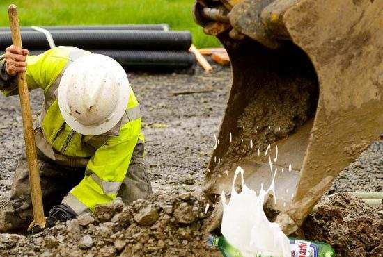 Accident de muncă! Un muncitor a înțepat cu lama excavatorului petul de bere al colegului